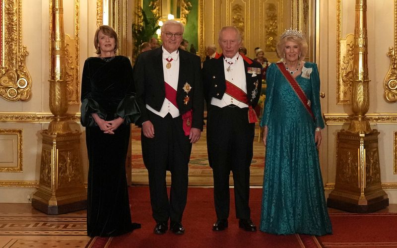 Der erste Staatbesuch eines deutschen Bundespräsidenten in Großbritannien seit 27 Jahren: Frank-Walter Steinmeier (zweiter von links) und seine Ehefrau Elke Büdenbender (links) waren am Mittwoch bei König Charles und Königin Camilla zu Gast auf Schloss Windsor.