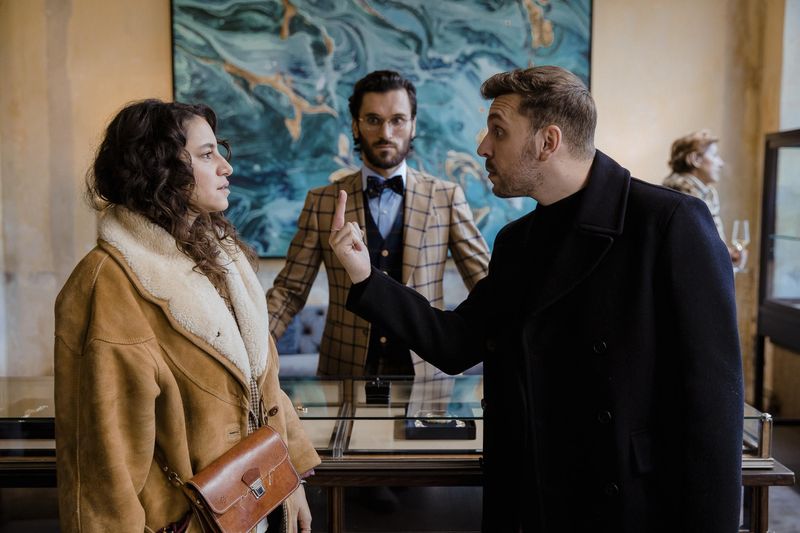 Marie (Almila Bagriacik, links) und Jacob (Edin Hasanovic, rechts) liegen sich bei jeder Kleinigkeit in den Haaren. 