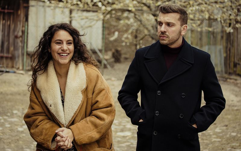 Die Paartherapeutin Marie (Almila Bagriacik) und der Scheidungsanwalt Jacob (Edin Hasanovic) sollen als Trauzeugen ihrer besten Freunde zusammenarbeiten. 