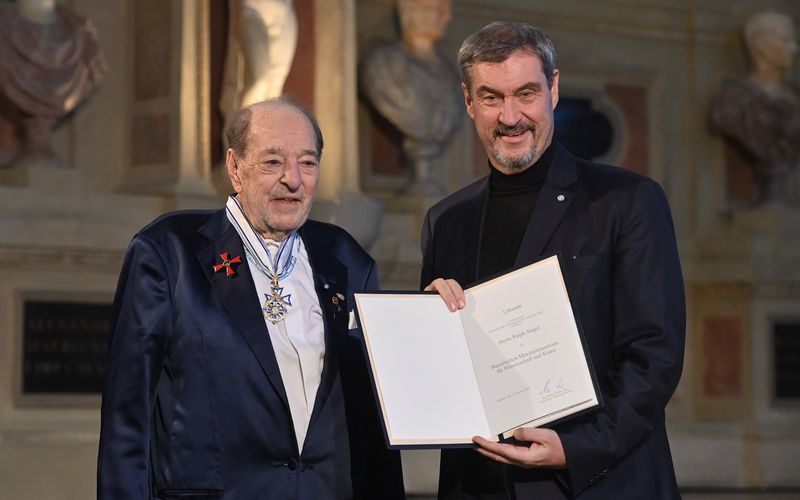 Bayerns Ministerpräsident Markus Söder (rechts) zeichnete am Mittwoch Komponist Ralph Siegel mit dem Bayerischen Maximiliansorden aus.