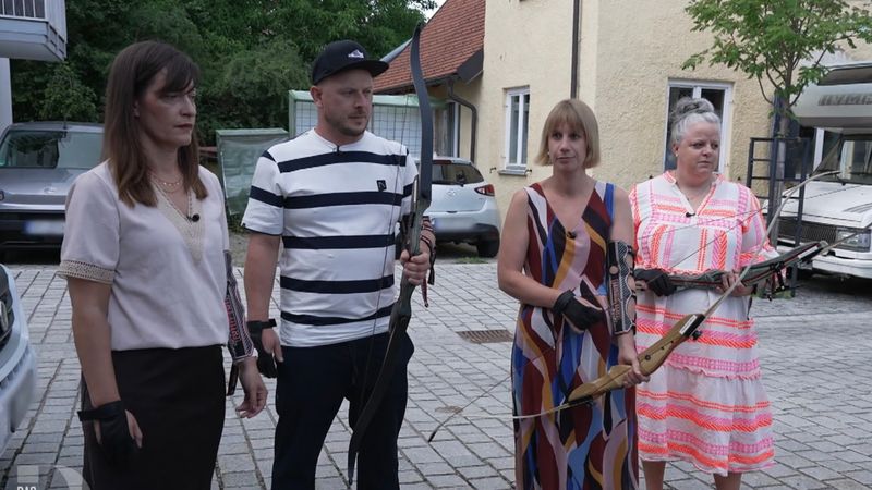 Peters Gäste lernen in Kempten zwischen den Gängen Bogenschießen - und haben trotz gegenteiligen Eindrucks Spaß daran.