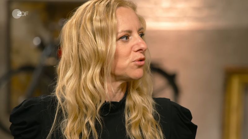 "Da steckt was ganz Interessantes dahinter, das ist eigentlich kein Emaille-Schild", sagte sie - effizient wie ein Cliffhanger in einer Streaming-Serie. Ihr Plan ging auf: "Du machst es sehr spannend, meine liebe Annika", gestand Lichter.