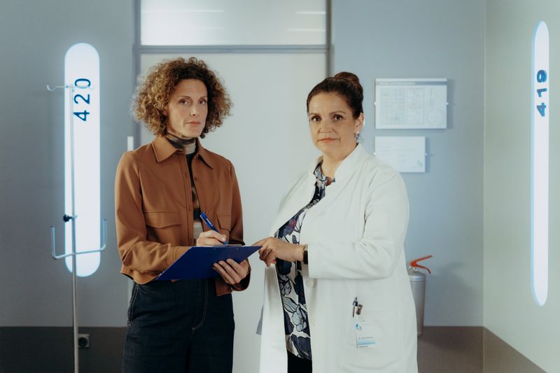 Nach dem Tod ihres Vaters Rolf hat Caro Pflüger (Barbara Lanz, links) noch einiges mit Ärztin Dr. Vera Fendrich (Rebecca Immanuel) zu klären. Auch "Bergdoktor" Martin hätte gerne Einblick in die Unterlagen.