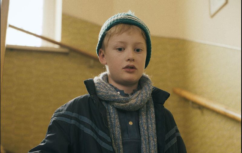 Dominikus Brückner ist der Neffe von Schauspieler Florian Brückner. In der Serie spielt er nun sein jüngeres Ich. 