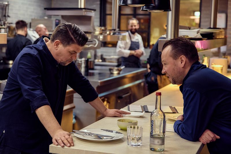 Tim Mälzer (links) und Jan Hartwig probieren das Essen der Kandidaten.
