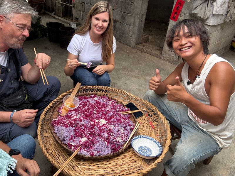 Der 25-jährige Adiao (rechts) wohnt in einem abgelegenen Dorf. Der junge Mann möchte dennoch Influencer werden. 