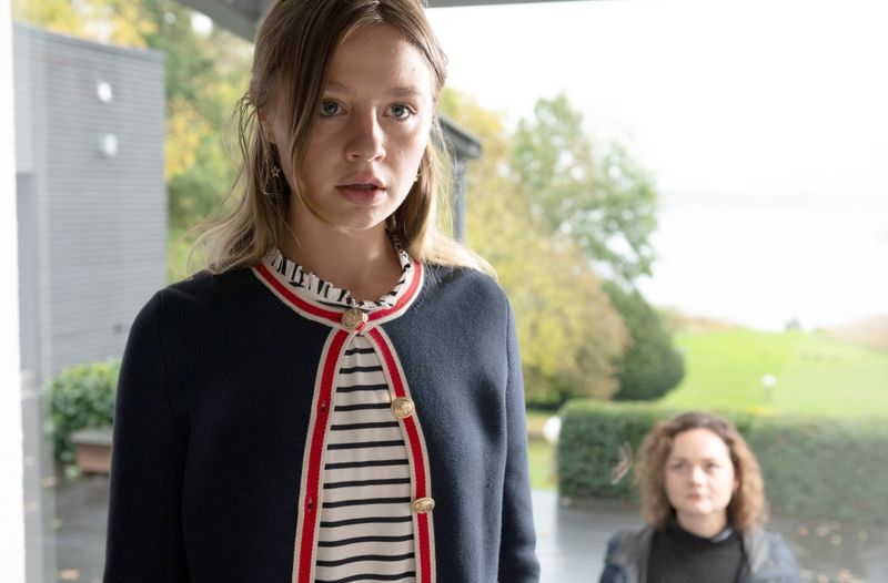 Vor zehn Jahren verschwand die Juweliertochter Emely (Flora Li Thiemann) spurlos. Nun ist sie wieder da.