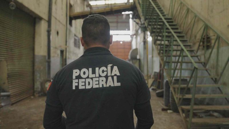 Eigentlich soll sie die Bürgerinnen und Bürger in Mexiko schützen, doch die Bundespolizei steckte mit dem Kartell unter einer Decke, wie die ZDF-Doku "Narco Circus - Mexikos Kampf gegen die Drogen" aufdeckt.