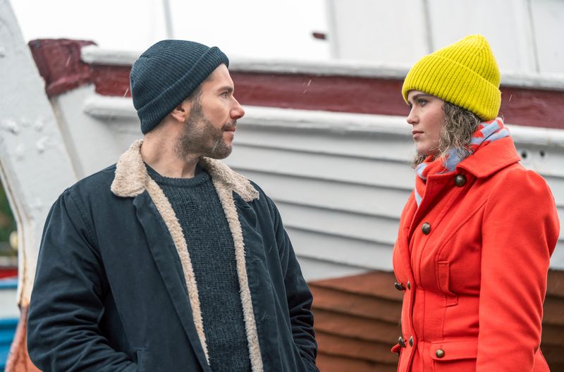 Polizist Conall (Dónall Ó Héalai), der Sohn der Toten, wird ausgeschlossen vom Fall. Doch die Journalistin Ciara-Kate (Hannah Brady) hilft bei der Aufarbeitung.