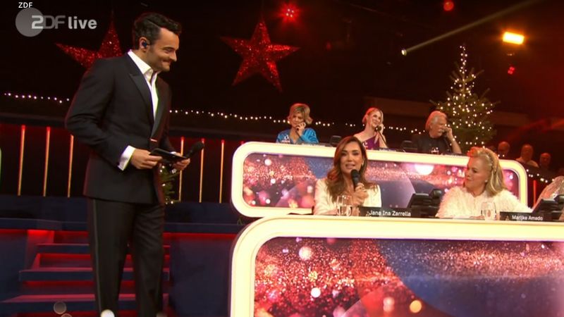 Große Liebesgeste: Giovanni Zarrella begrüßte bei "Die große Weihnachtsshow" seine Ehefrau Jana Ina Zarrella als "meine Königin" und gab ihr einen liebevollen Kuss.