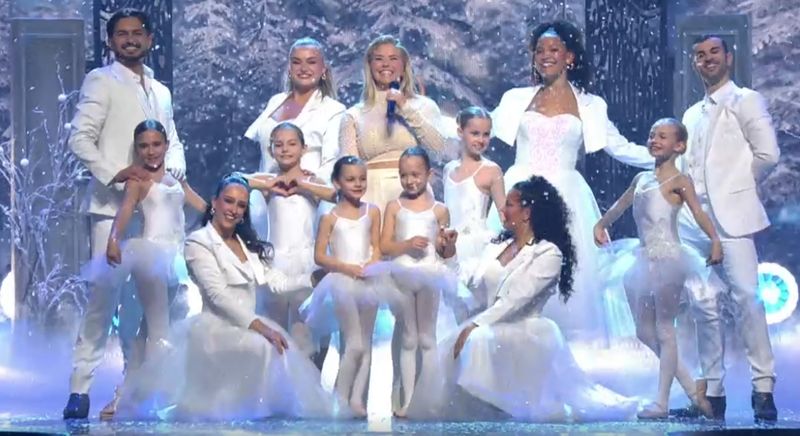 Beatrice Egli freut sich auf Weihnachten, weil sie unter "vielen Christbäumen" liegt - und zwar als Geschenk in Form einer Eintrittskarte für ihre Konzerte im kommenden Jahr.