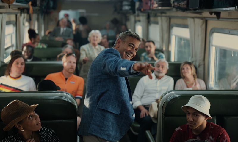 Jay Kelly (George Clooney) fährt mit der Bahn durch Europa und lässt sich vergöttern - unter anderem von Lars Eidinger (links am Fenster).