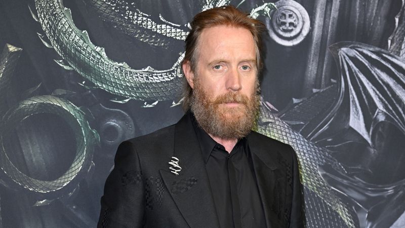 An "Spike" erinnert Rhys Ifans Look heute nicht mehr. Der mittlerweile 58-Jährige trägt mittlerweile mehr Bart und dunklere Haare.