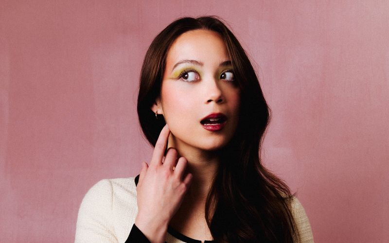 Schöner als sie kann man den Evergreen kaum nachsingen: Laufey hat eine eigene Version des Weihnachtsklassikers "Santa Claus Is Comin' To Town" aufgenommen.