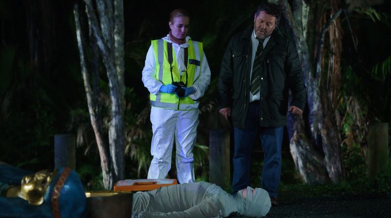 Eine falsche Mumie als Mordopfer, das haben Chefinspektor Mike Shepherd (Neill Rea) und Pathologin Gina (Cristina Ionda)auch noch nicht erlebt.
