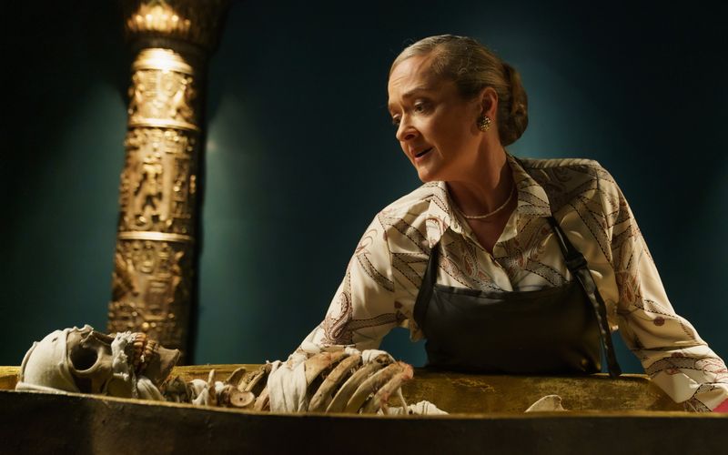 Daphne Richards (Elisabeth Easther), die Direktorin des Museums von Brokenwood, hat eine seltsam innige Beziehung zu ihrem wertvollsten Exponat.