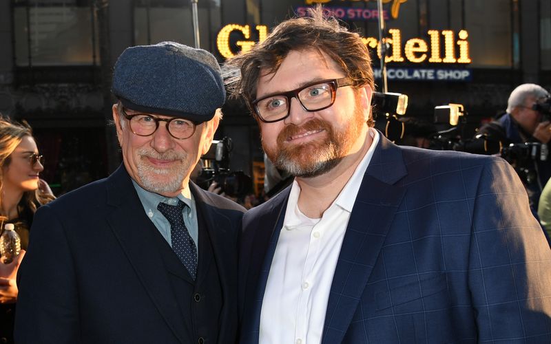 Der Autor der Romanorlage zu "Ready Player One", Ernest Cline (rechts, mit Steven Spielberg) hat seinen Beitrag für die Fortsetzung bereits geleistet. Sein Roman "Ready Player One" erschien bereits 2020.