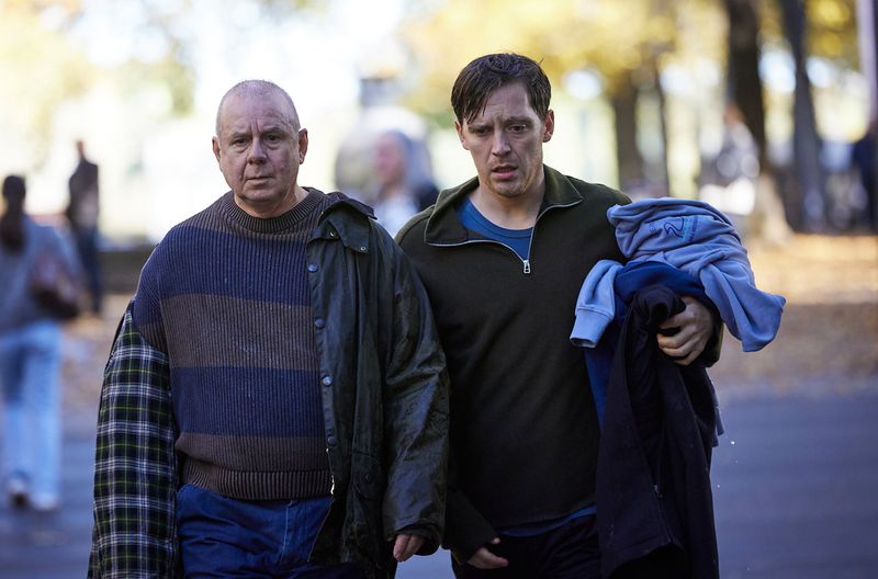 Das ungleiche Duo Alfred (Joachim Król) und Denis (Jonas Nay) findet in "Die Frau in Blau" über einen tragischen Unfall zusammen.