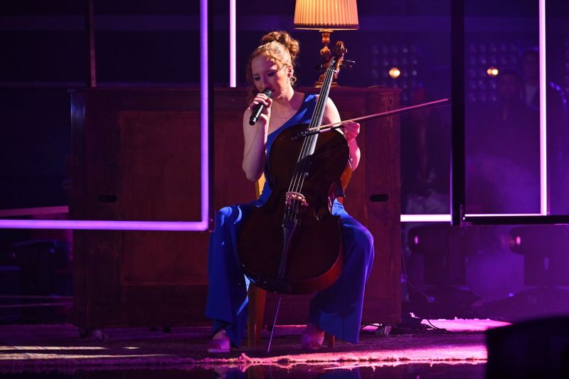 Greta aus Team Nico setzt sich für "Cello" von Udo Lindenberg und Clueso erst ans Klavier und später ans Cello.