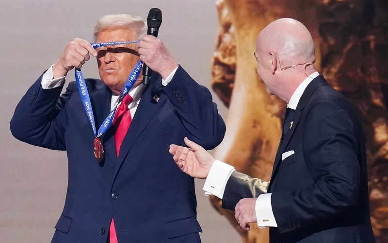 Donald Trump (links) bekam von Gianni Infantino einen Friedenspreis überreicht - und hängte ihn sich gleich selbst um.