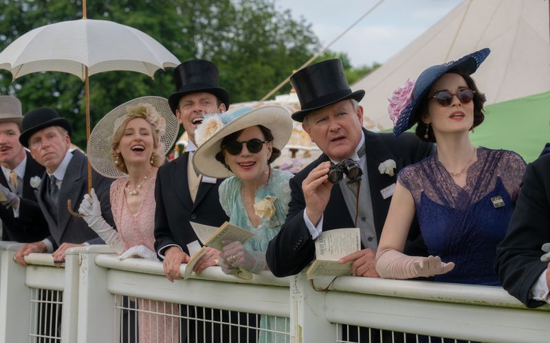 Die Crawleys genießen in "Downton Abbey: Das große Finale" weiterhin die Vorzüge ihres Upperclass-Lebens, blicken aber auch in eine ungewisse Zukunft.