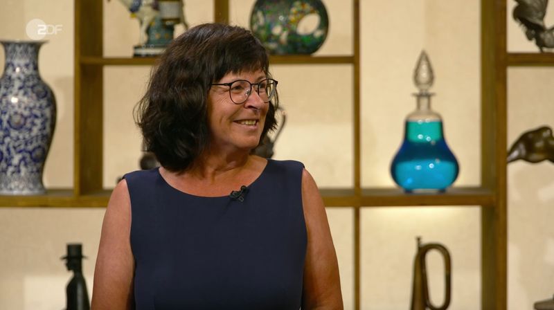 Heike aus Chemnitz brachte kleine Sitzmöbel von ihrer Großmutter mit, die "seit Jahren nur noch in der Truhe liegen". Viel zu schade, fand die Verkäuferin, denn sie glaubte die Miniatur-Stühle stammten "der Legende nach aus dem sächsischen Königshaus - "wohl um 1900", erzählte sie die Geschichte aus ihrer Familie. 