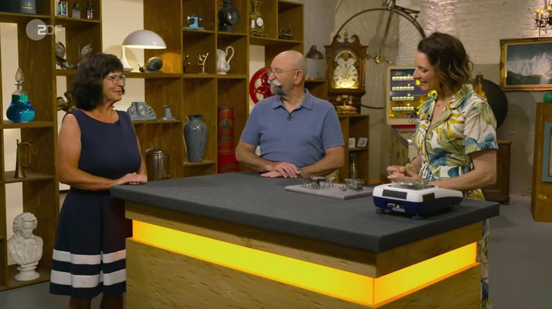 "Es tut so weh", stöhnte ein Händler in der Montagsausgabe der ZDF-Trödelshow "Bares für Rares" nach einer verlorenen Bieterschlacht - sehr zur Überraschung der Verkäuferin. Denn erst bezeichnete Horst Lichter ihre angeblich königliche Familienlegende als "dick aufgetragen" und dann schüttelte auch Wendela Horz bei der Geschichte nur den Kopf ... 