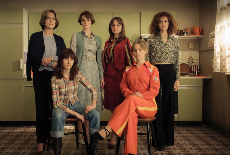 Drei Frauengenerationen vor 70er-Kulisse: "Ku'damm 77" erzählt die Geschichte der Familie Schöllack weiter. Unter einem Dach leben (von links) Caterina (Claudia Michelsen), Friederike (Marie Louise Albertine Becker), Helga (Maria Ehrich), Monika (Sonja Gerhardt), Dorli (Carlotta Bähre) und Eva (Emilia Schüle).