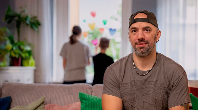 Jörn ist nach dem Tod seiner Frau auf der Suche nach einer neuen Partnerschaft. Das Onlinedating hat ihn ausgebrannt. Doch wie soll er jemanden kennenlernen - als Alleinerziehender mit zwei Kindern?