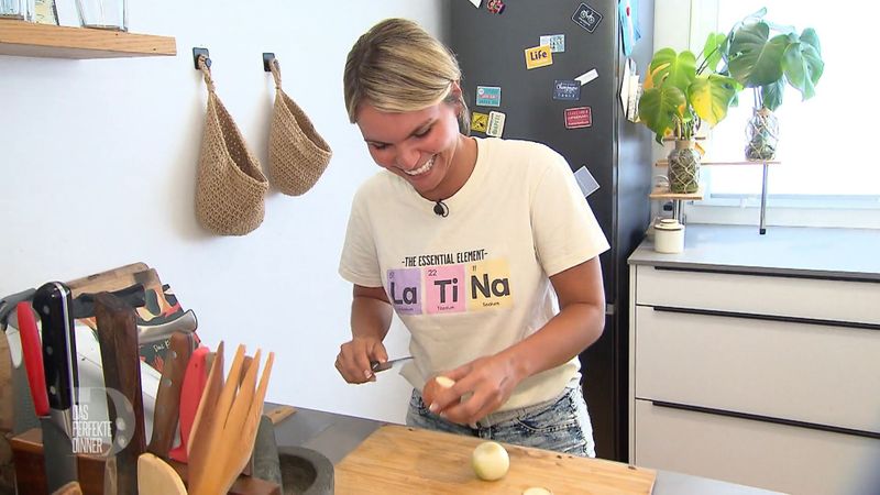 Bestens gelaunt macht sich Larissa an die Vorbereitungen.