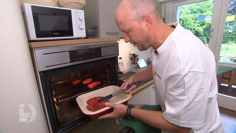 Was aussieht wie Fleisch ist eigentlich Wassermelone, die Jonas zwölf Stunden im Ofen getrocknet hat.