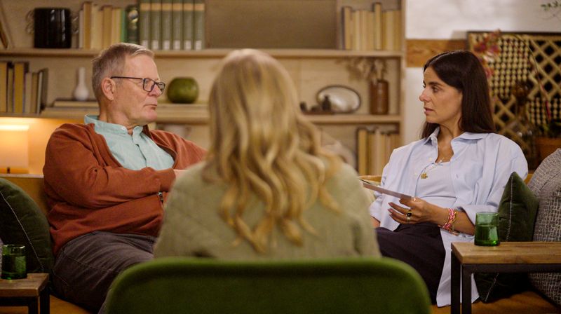 Hartmut (links) und Tochter Mirjana (rechts) suchen Hilfe bei der Psychotherapeutin Franca Cerutti (Mitte), um an ihrer Vater-Tochter-Beziehung zu arbeiten.