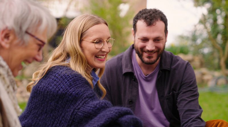 Die Psychotherapeutin Franca Cerutti (Mitte) zeigt Gundhild und Matthias, wie sie die belastende Vergangenheit hinter sich lassen können.
