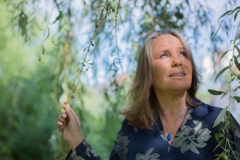 Marie Theres Relin, Schauspielerin wie ihre Mutter Maria Schell und ihr Onkel Maximilian wurde ein Leben lang immer nur im Zusammenhang mit diesen beiden genannt. Als sie den Theaterautor Franx Xaver Kroetz heiratete, war sie wiederum die Frau "von" jemandem.