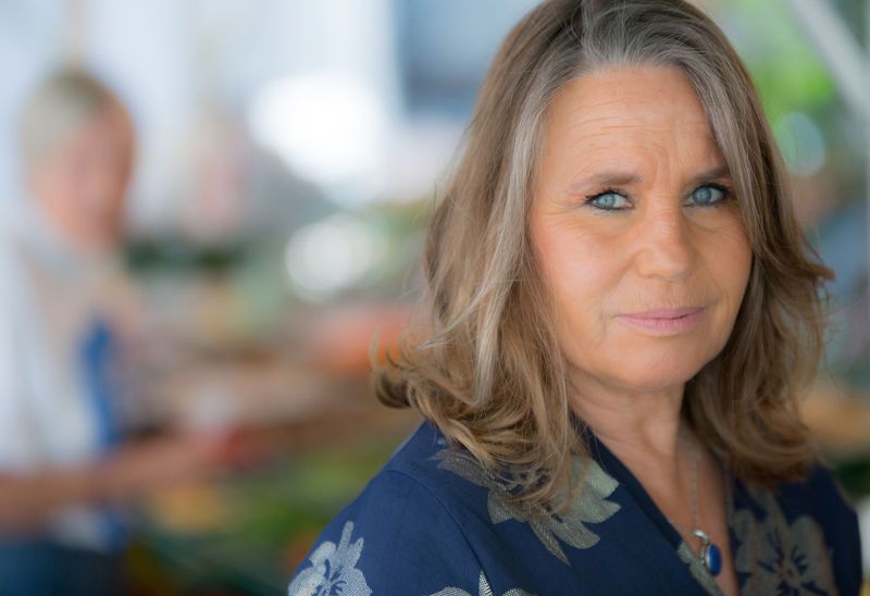 Ein Leben lang war die am 30. Juni 1966 in München geborene Marie Theres Relin die Tochter "von" Maria Schell und die Nichte von Maximilian Schell, nach der Heirat mit Franz Xaver Kroetz auch noch eben dessen Frau. Doch längst ist sie emanzipiert, sie ging als Schauspielerin, Autorin und Feministin ihren eigenen Weg.