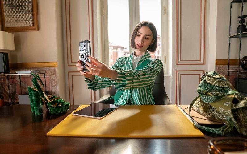 Für den Job ist Emily (Lily Collins) von Amerika nach Frankreich gezogen. Nun geht es weiter nach Italien.