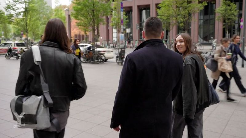 Leon (28, Mitte) ist Wirtschaftsprüfer. Obwohl er seinen Job mag, fragt er sich "am laufenden Band", wie lange er den Stress noch aushält, gesteht er.