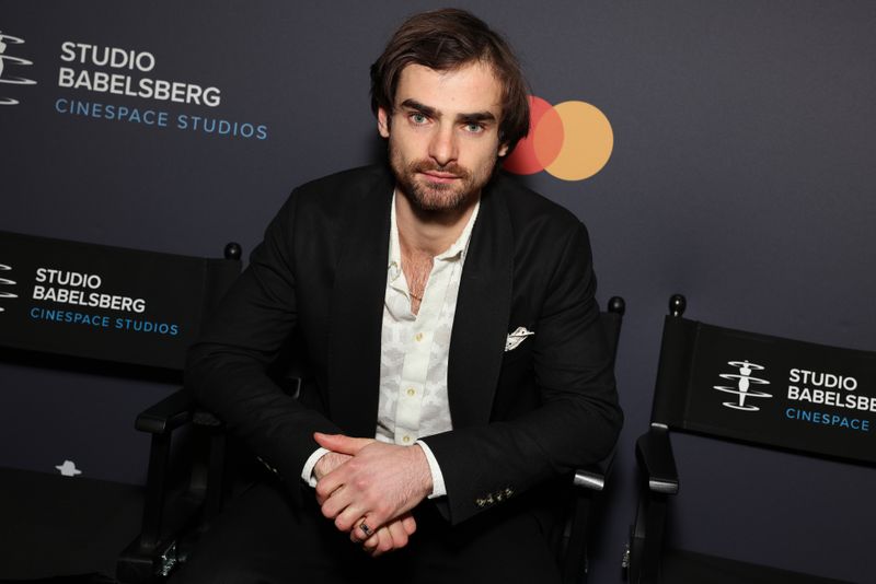 In der neuen sechsteiligen ARD-Serie "Schwarzes Gold" übernimmt Aaron Hilmer eine der Hauptrollen. Die historische Dramaserie erzählt vom Ölboom in der Lüneburger Heide, als die erste erfolgreiche Erdölbohrung im idyllischen Wietze Realität wurde. Ab Montag, 22. Dezember, ist die Serie in der ARD Mediathek abrufbar.