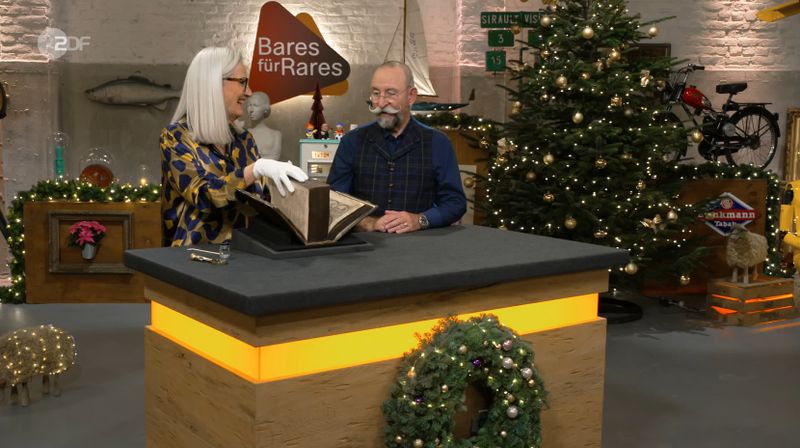 "Was muss man denn für Themen haben, um dat Dingen vollzukriegen?", staunte Horst Lichter, als er den dicken Wälzer vor sich liegen sah. Das Buch beeindruckte in der neuen Folge von "Bares für Rares" aber nicht nur mit seiner stattlichen Seitenzahl.