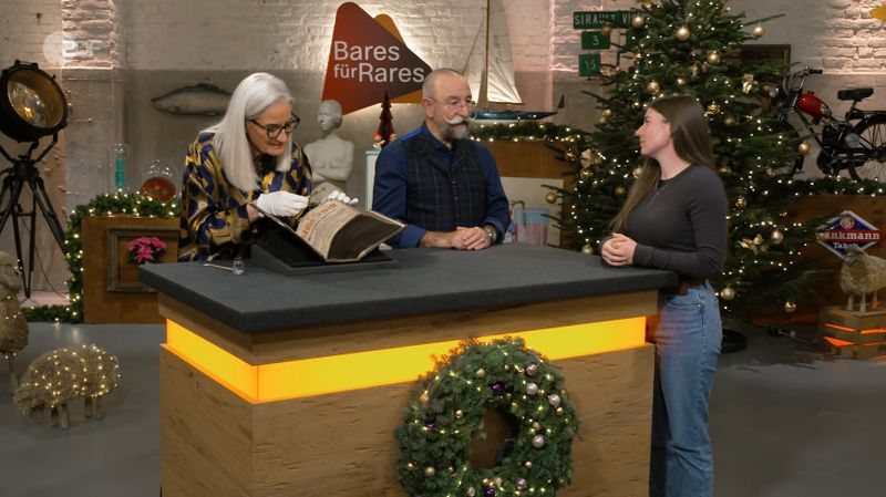 Doch der Reihe nach: Bei dem wuchtigen Band handelte es sich um eine sehr alte Familienbibel, die Lea (rechts) im Auftrag ihrer Mutter und deren Geschwister zu Geld machen wollte.