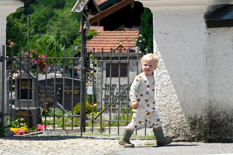 Marks und Trixies Sohn "Karlchen" (Henry Köglsperger) büxt von zu Hause aus und versetzt das ganze Dorf in Aufruhr.