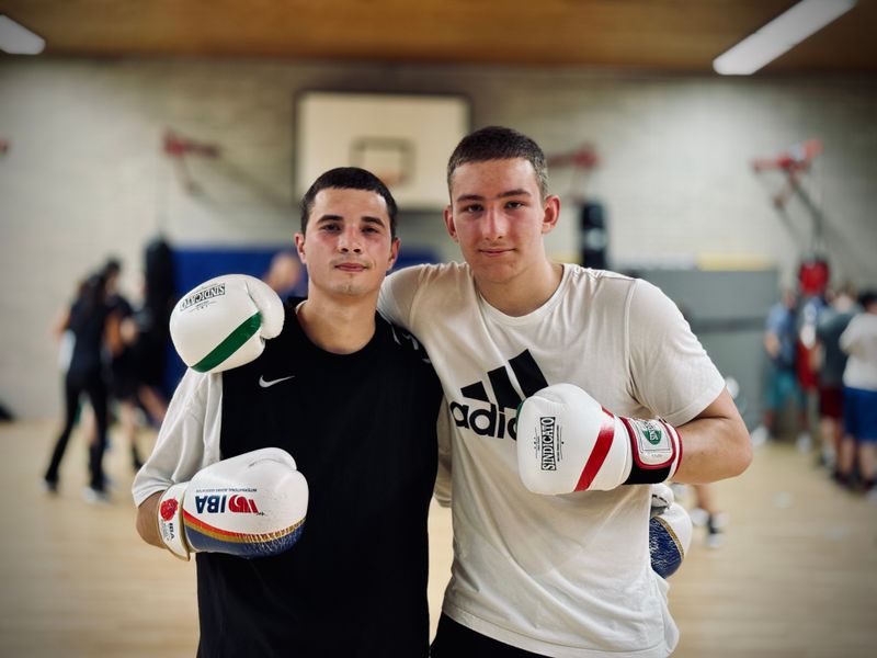 Ivan (rechts) und Nikita boxen gemeinsam. Über den Krieg in der Ukraine reden sie nicht.