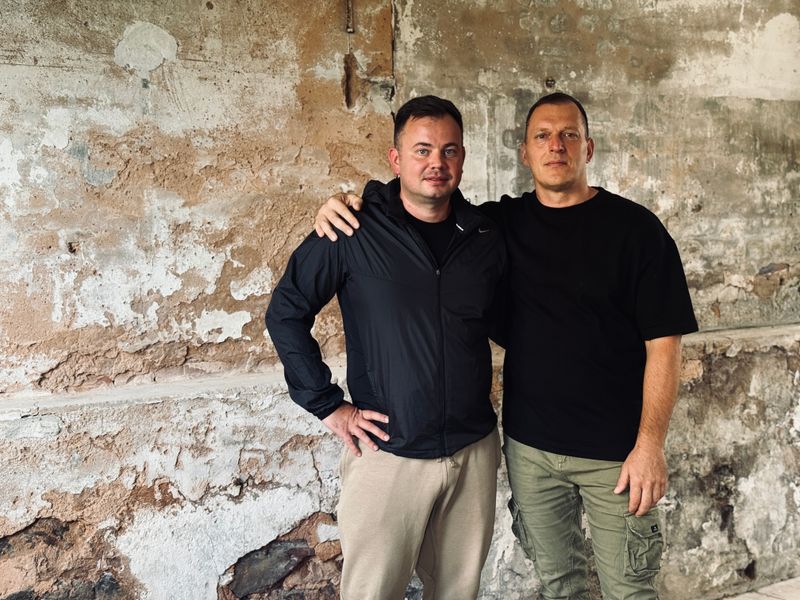 Sergej Mermis (rechts) ist Ukrainer, sein Trainerkollege Vitali Litz ist Russe. Trotzdem sagt er: "Ich kann ihn nicht hassen. Für was?"