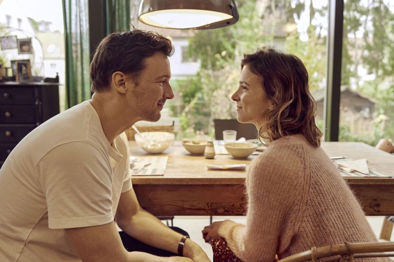 Mirco (Florian David Fitz) und Fatime (Aylin Tezel) lieben ihren Sohn über alles. Doch der Alltag ist alles andere als leicht.