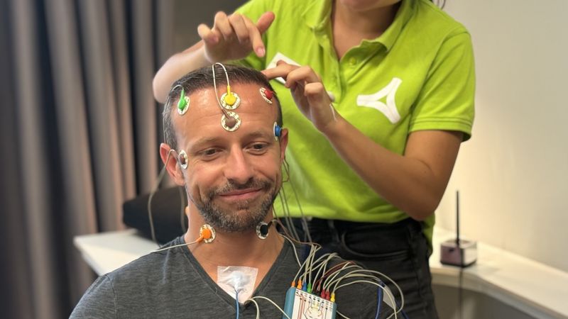 Waldemar wird verkabelt. Im Schlaflabor sucht er nach der Ursache seiner Schlafstörung. Der Arzt findet 26-mal Atemstillstand (Apnoe) pro Stunde.