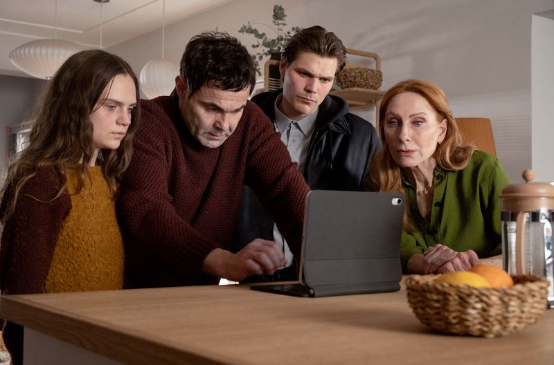 Das Sichten einer Überwachungskamera der Nachbarn bringt neue Erkenntnisse zu Nicola. Es schauen gebannt auf die Bilder (von links): Tochter Jasmin (Mariella Aumann), Ehemann Benno (Andreas Döhler), Kommissar Kröber (Henning Flüsloh) und Lou Caspari (Andrea Sawatzki).