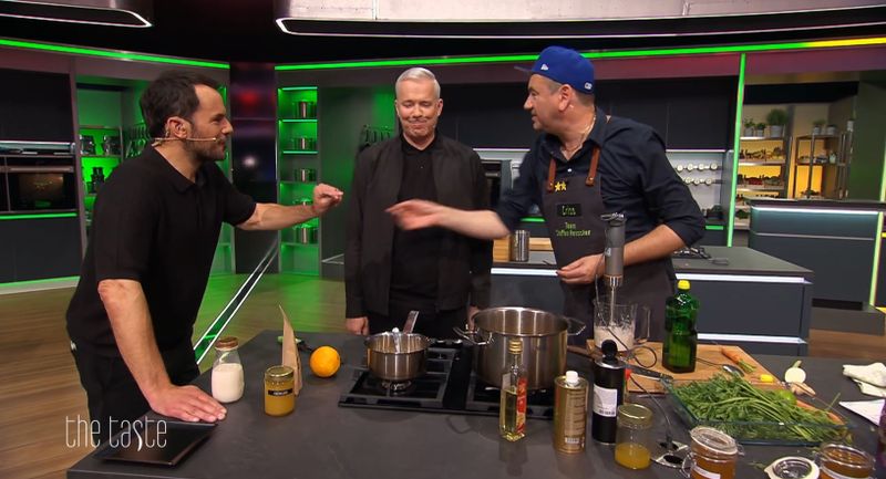 Wenn seine Schützlinge am Arbeiten sind, herrscht meist noch Ordnung an der Kochstation. Steffen Henssler selbst pflegt einen eher chaotischen Stil.