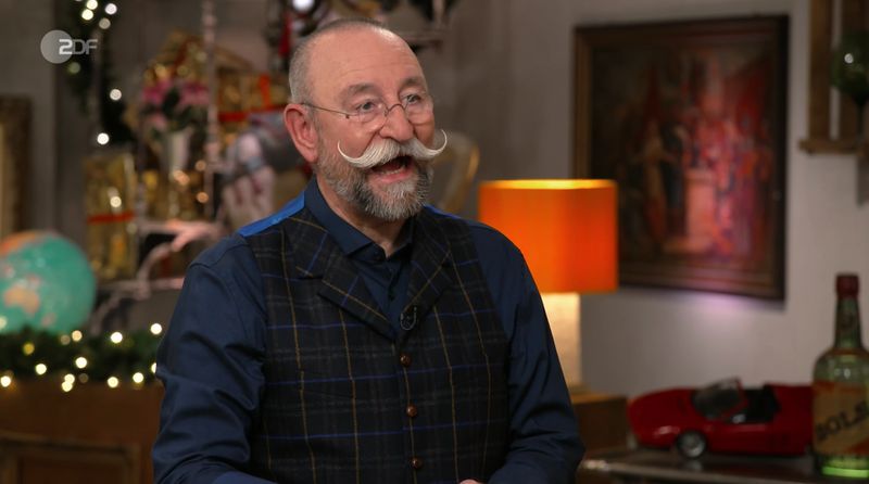 In der Mittwochssendung von "Bares für Rares" musste Horst Lichter seine Expertin erst mal zurückpfeifen, die sich vor lauter Flipper-Begeisterung kaum losreißen konnte. Doch trotz ihrer Leidenschaft fiel die Schätzung deutlich niedriger aus als erhofft - und im Händlerraum wartete auf den Verkäufer leider schon die nächste Enttäuschung ... 