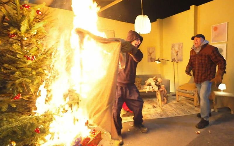 Der Arm eines Mitarbeites fängt Feuer, nachdem Stefan Raab in "Die Stefan Raab Show" einen Weihnachtsbaum angezündet hat.