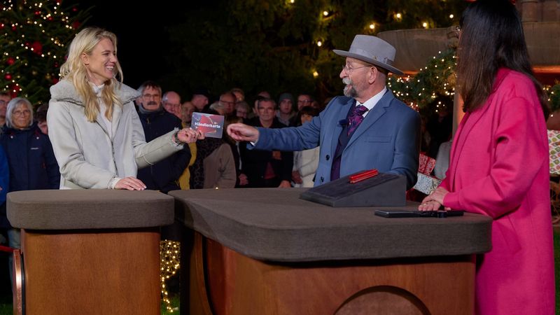 Horst Lichter überreichte Stargast Larissa Marolt (links) die Händlerkarte - obwohl deren Preisvorstellung stark von jener der Expertin Heide Rezepa-Zabel abwich.